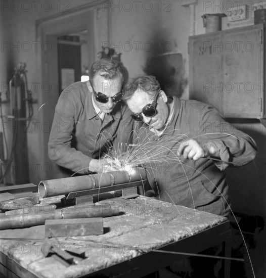 Welding at course for metalworker in Zurich, 1940