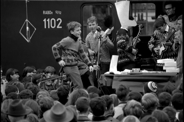 Fundraising campaign in favour ot flood victims in Italy, 1966