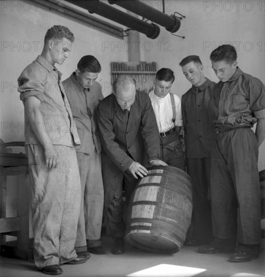 Production of an oak barrel at technical college for fruit utilization, 1942