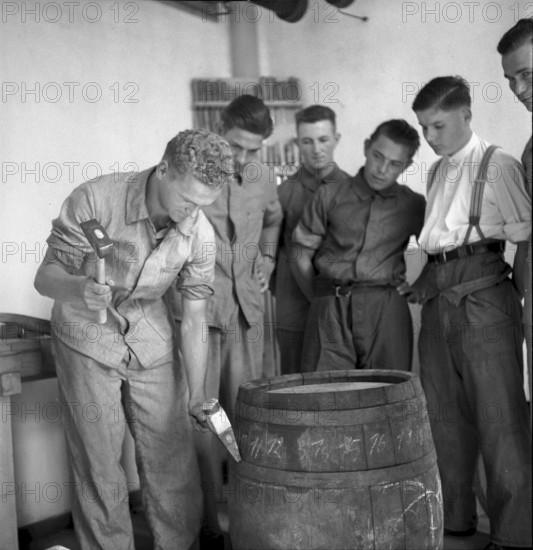 Production of an oak barrel at technical college for fruit utilization, 1942