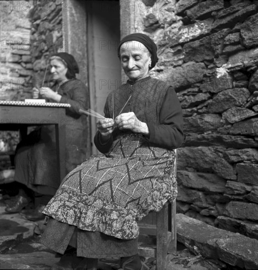 Woman braiding straw, badge production in the Onsernone valley 1940