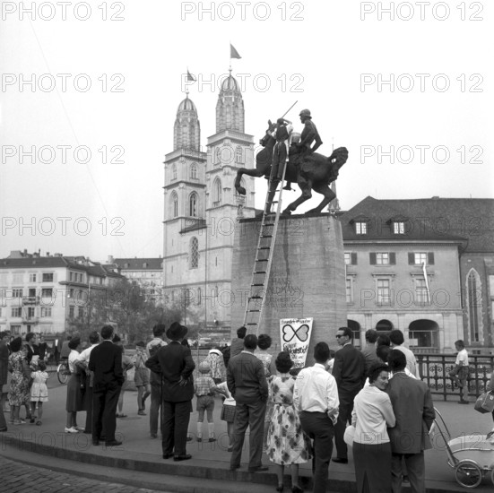 Cabaret Muggestich is cleaning the hans-Waldmann memorial, Zurich 1959