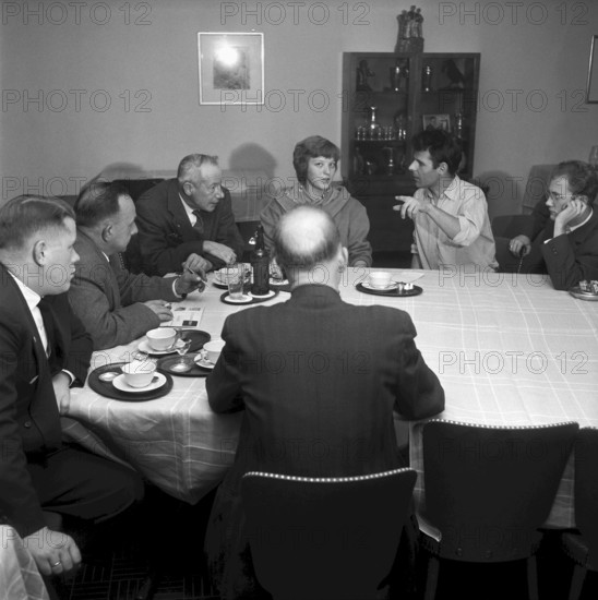 Cabaret 'En Guete metenand' discussing, Zurich 1959