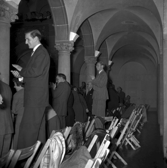 Standing ovation at 20 years Swiss cabaret, Zurich 1954