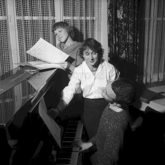 Cabaret 'En Guete metenand' at rehearsal, Zurich 1959