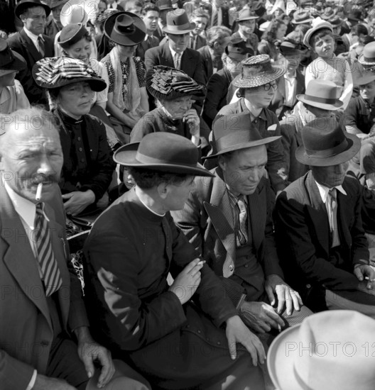 Performance ""La separation des races"", spectators, Sierre ca. 1941