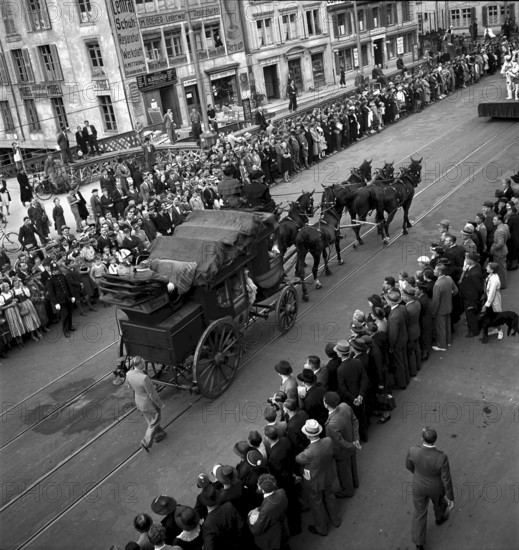 Theater day Zurich 1938: parade
