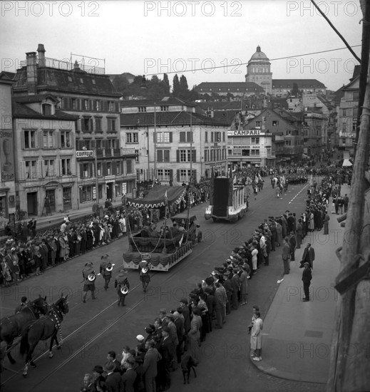 Theater day Zurich 1938: parade floats