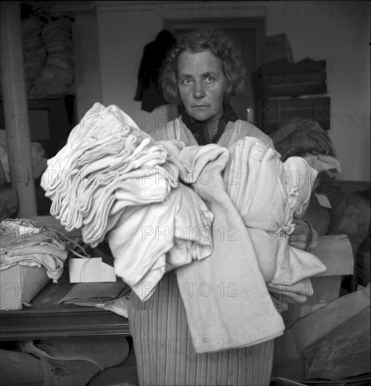 Winterhilfe, stocked linen goods 1945