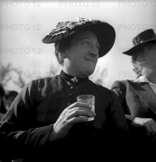 Performance ""La separation des races"", spectator, Sierre ca. 1941