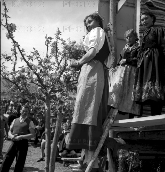 Performance ""La separation des races"", Sierre ca. 1941