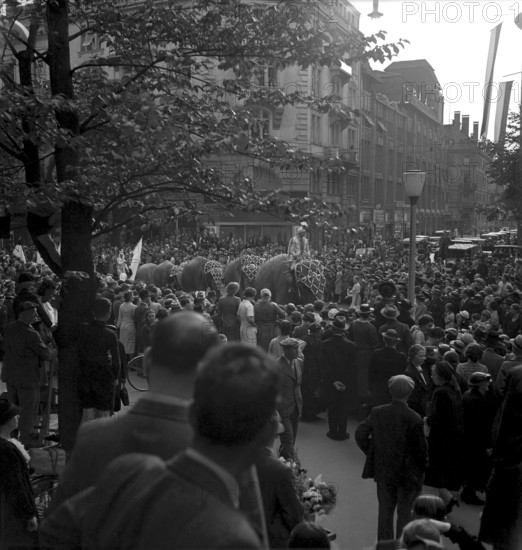 Theater day Zurich 1938: parade with elephants
