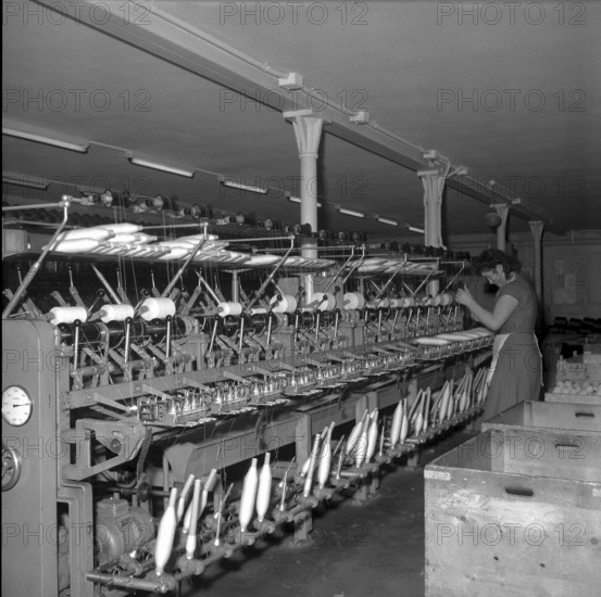 Textile mill, Tuchfabrik Pfenninger Wadenswil 1955, bobbin winding machine [