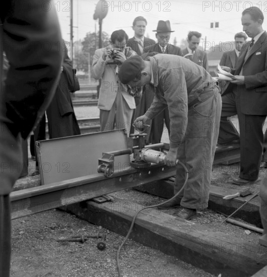 Study trip: asian construction experts visiting railway line construction site in Renens 1951