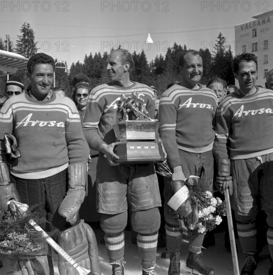 NLA 1956/57: EHC Arosa, Swiss Champion 1957, Trepp with trophy