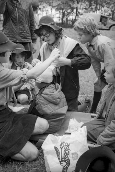 Girl scouts training Red Cross missions, Zurich 1966
