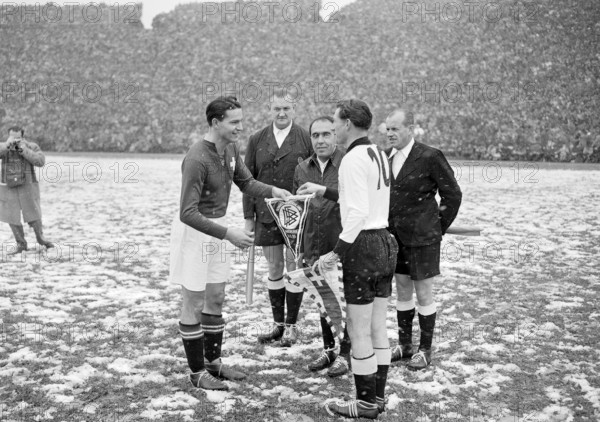 International match Germany - Switzerland, Augsburg, 1952: The two captains exchanging flags