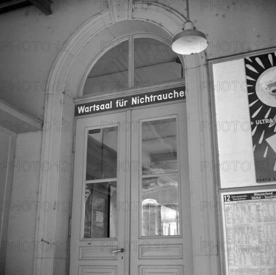 Non-smoker's waiting room entrance, Stadelhofen railway station 1957