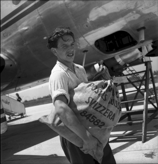 Stopover of a TWA Starliner in Geneva, baggage loading 1946