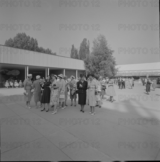 Federal councillors and ministers wives, excursion at SAFFA fair. Zurich 1958