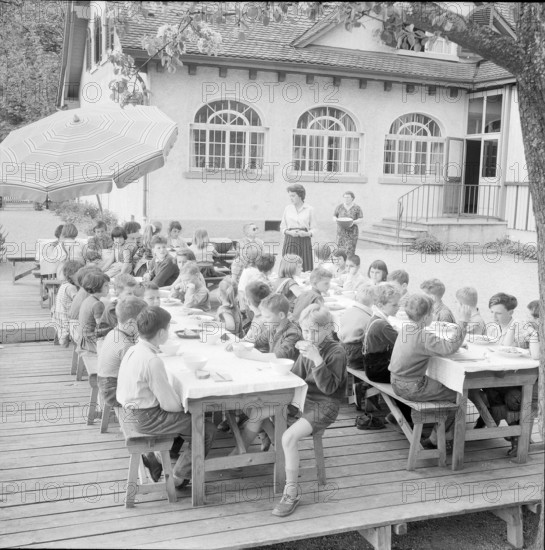 Outdoor school, Zurich 1958, children eating