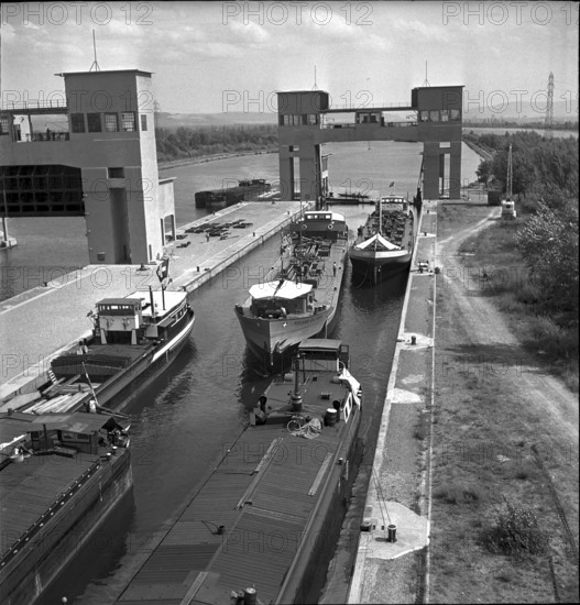 Ships waiting the floodgate repair, Kembser lock, 1949