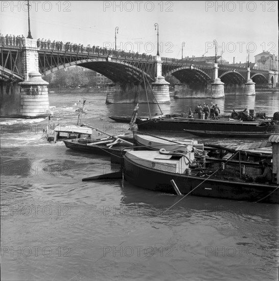 Oil tanker ""Badella"" crashes into bridge, Basel 1960: salvage operation
