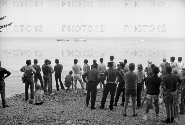 Shipping Accident on the Lake Leman, Thonon-les Bains 1969: Spectators at the beach