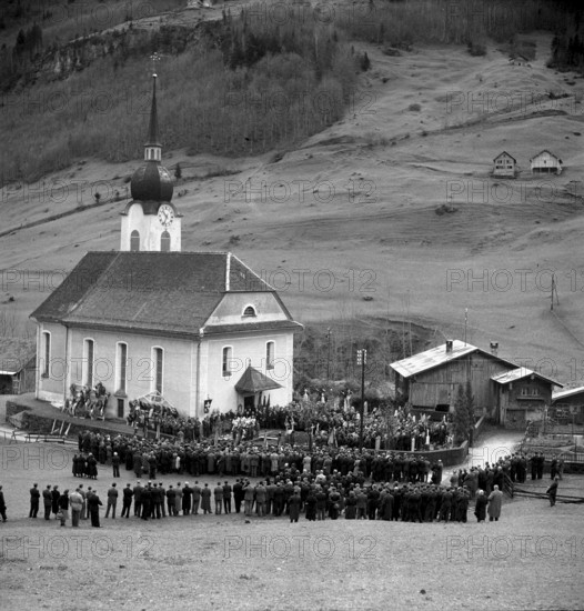 Funeral of the 5 men who were drowned on the stormy lake in Isenthal 1949