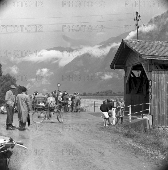 Pontoon accident on the Rhine, 1956: Divers are searching for the missing men