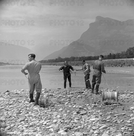Pontoon accident on the Rhine, 1956: Divers are searching for the missing men