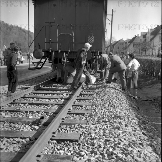 Unbewachter Bahnubergang der Sihltalbahn bei Adliswil 1961: Verungluckter Motorradfahrer