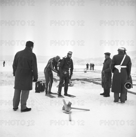Truck accident 1963: Truck falls into the frozen lake of Hallwil, diver