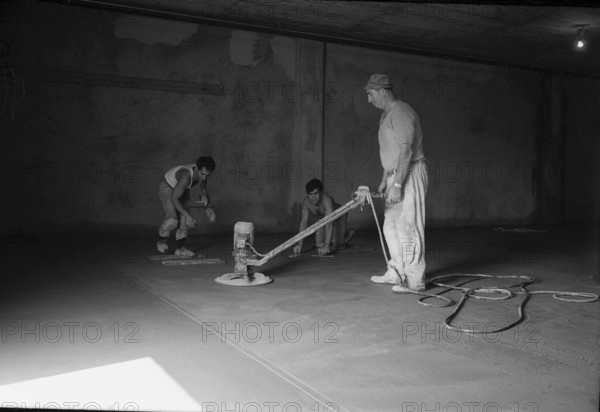 Waro Shopping Center, sanding the concrete floor, Volketswil 1971