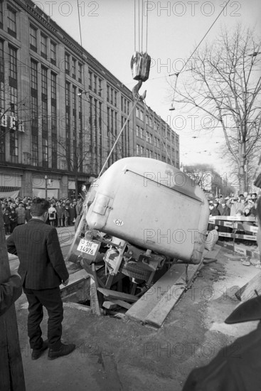 Oil tank truck drives into a building pit, Bahnhofstrasse in Zurich 1967