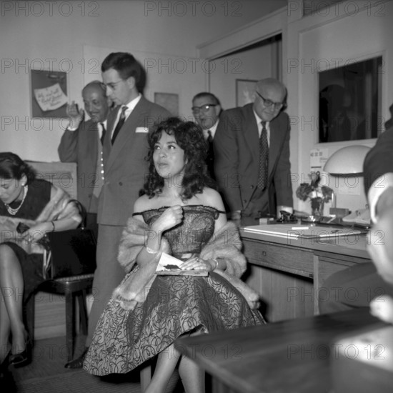 Yvonne Carre singing main part in ""The black pearl"", Bernhard Theatre Zurich 1961