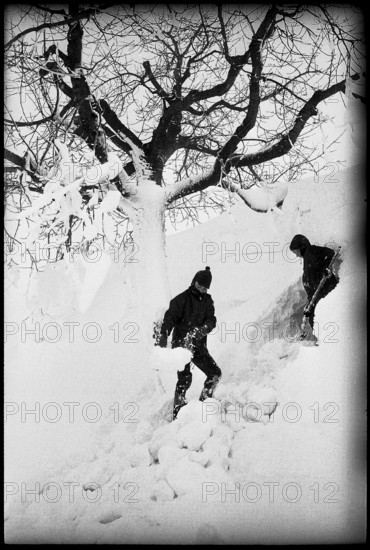 Children playing in the snow, Frienisberg February 1969
