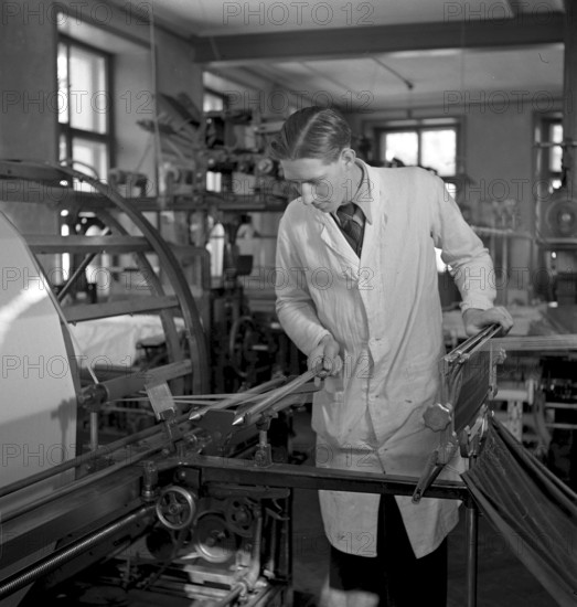 Man at the loom at school for silk weaving, Zurich 1940