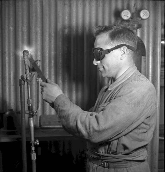 Welding at course for metalworker in Zurich, 1940