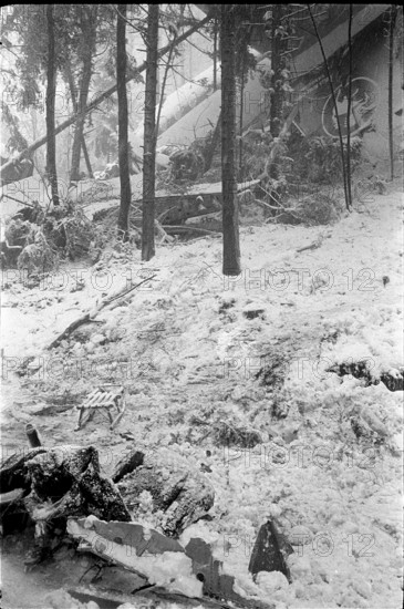 Crash of an English airplane in Hochwald (SO), 1973: Debris of the airplane