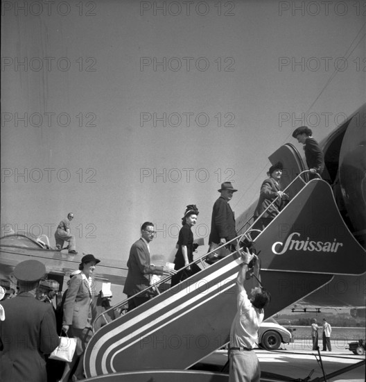 Passengers on the gangway before the first start of a Swissair DC4 from the Zurich airport, 1948