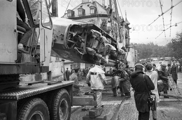 Tramway Accident in Zurich 1966: Tram 13 derailed becausse of the leaves and canted over