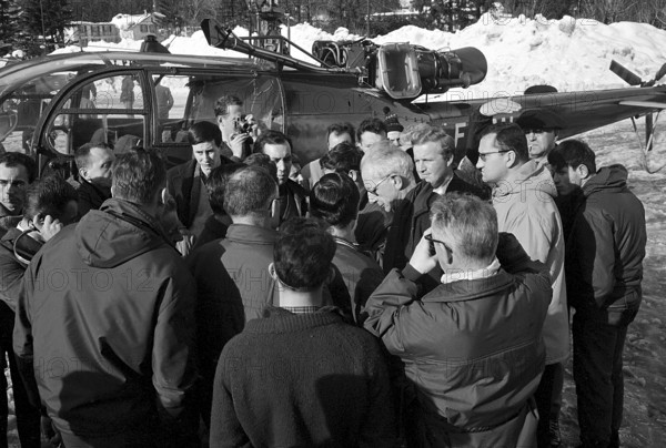 Airplane accident at the Mont Blanc, 1966: Journalists in front of a helicopter