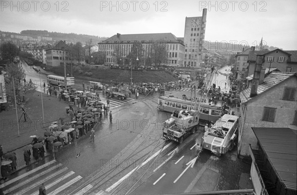 Tramway Accident in Zurich 1966: Tram 13 derailed becausse of the leaves and canted over