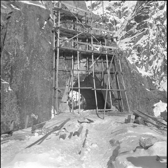 Schollenen ravine, bridge under construction, centering 1955