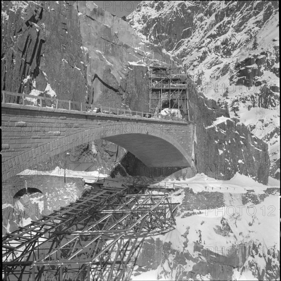 Schollenen ravine, bridge under construction, centering 1955