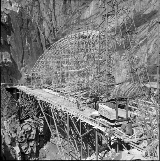 Schollenen ravine, bridge under construction, centering 1955