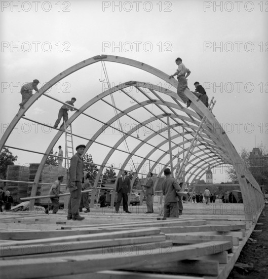 Construction of a temporary hall for ICRC travelling exhibition, Zurich 1945