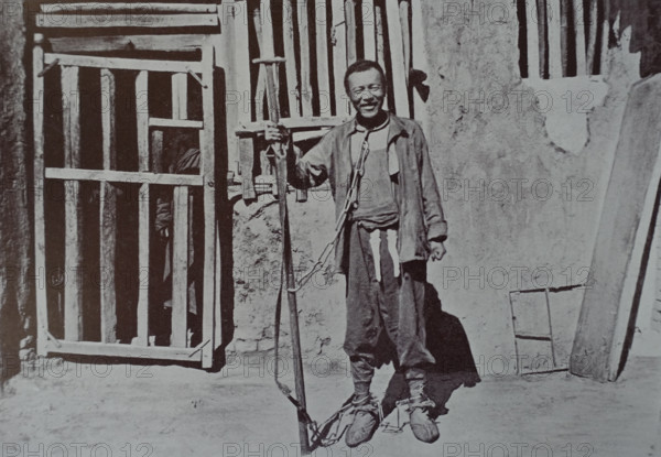 Chinese man chained to an iron pole Art album Manchuria Russo-Japanese War 1906