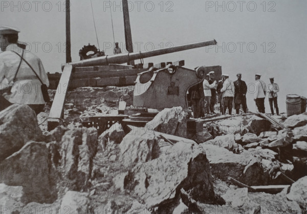 General Stoessel inspects the 6-inch gun emplacement on Liao Tieshan Mountain Photo by Captain Pravikov